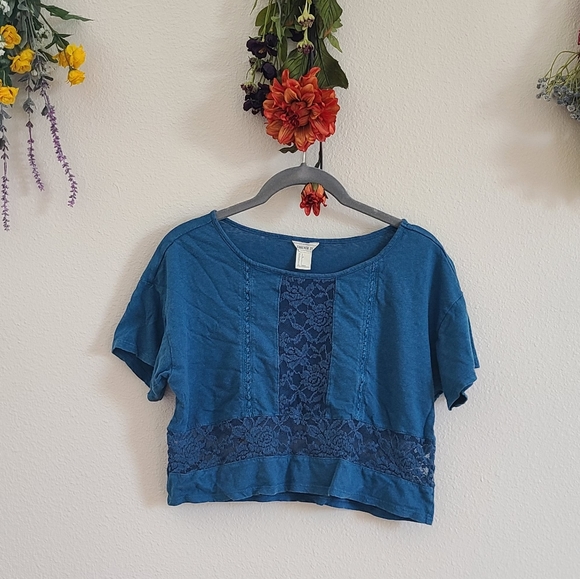 Forever 21 Tops - Blue crop top with lace, size S